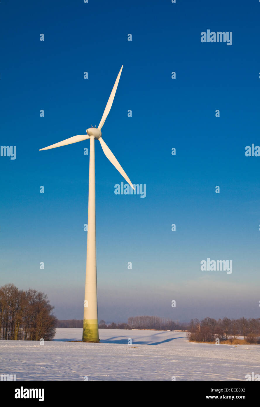 Windmühle vor blauem Himmel im Winter, alternative Energiequelle Stockfoto