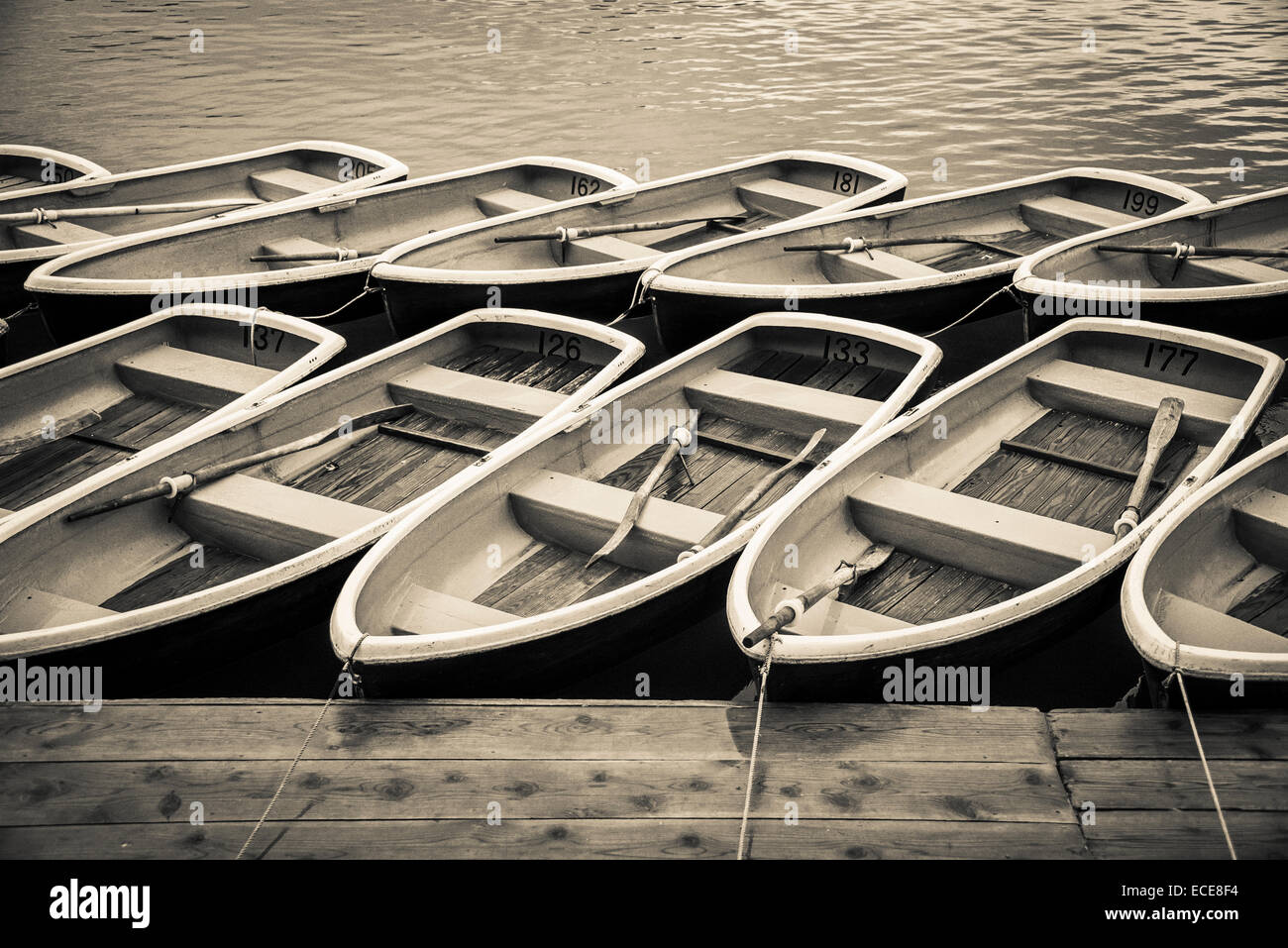 Ruderboote auf dem Fluss Hozu in Arashiyama, Kyoto, Japan. Stockfoto