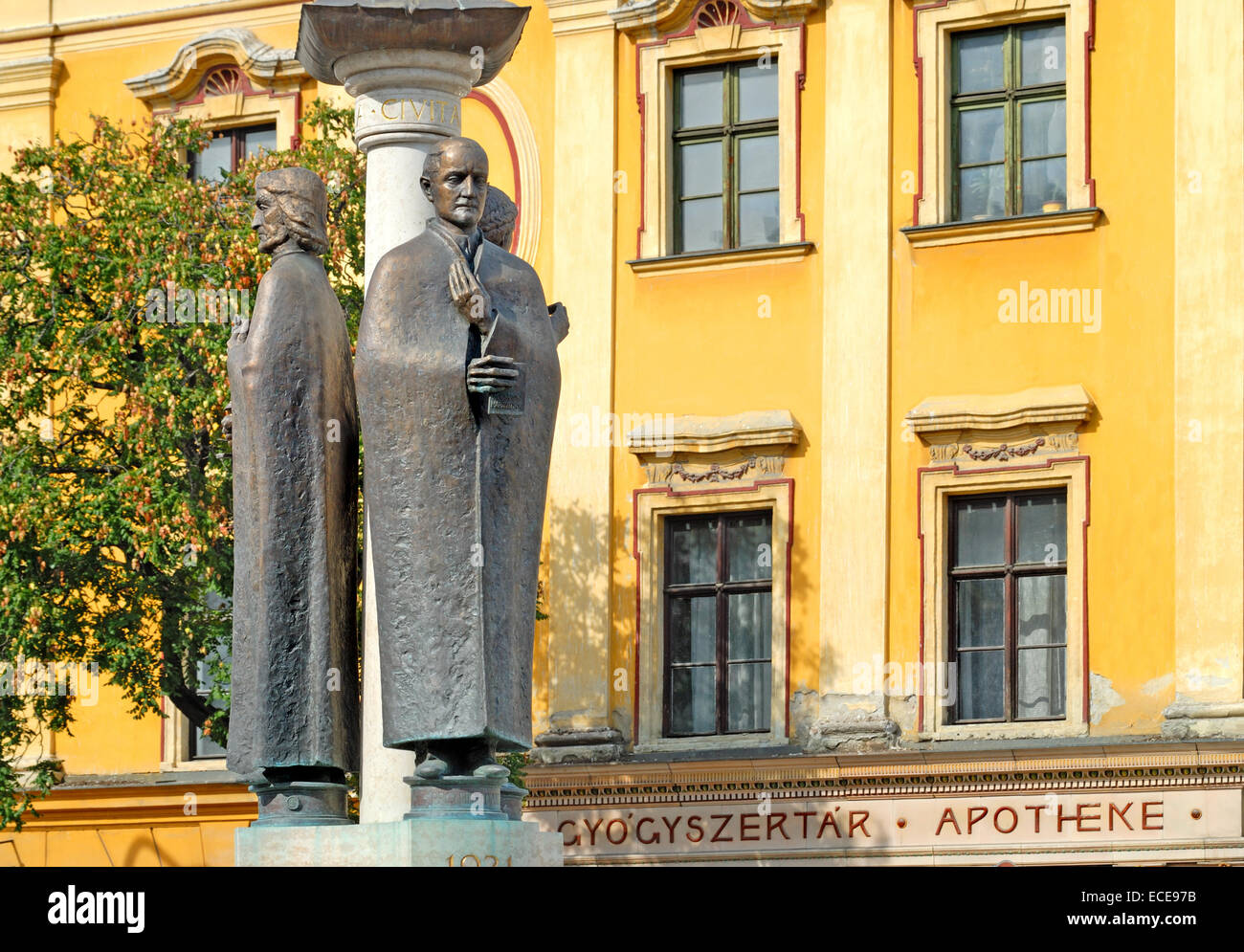 Sopron, Ungarn. 1921-Brunnen (Tamás E. Soltra) mit drei Statuen als Symbol der Treue, Patriotismus und Freiheit Stockfoto