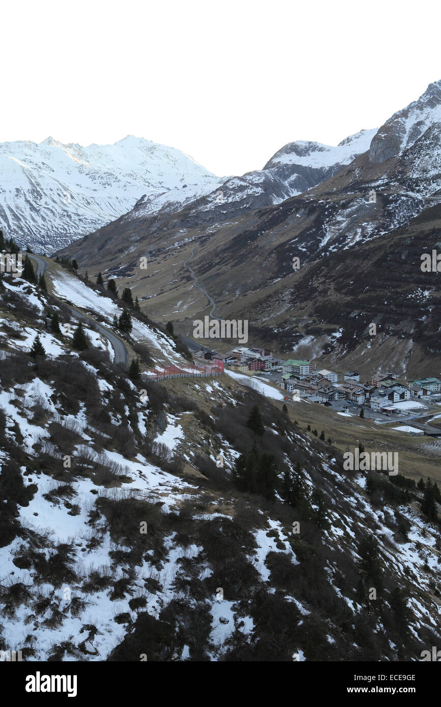 Die Stadt von Zürs in Österreich. Obwohl es Winter Schnee liegt auf dem Boden nur an wenigen Stellen. Stockfoto