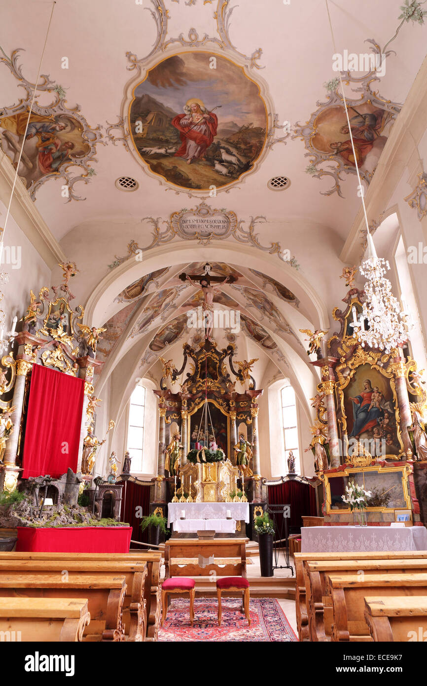Rokoko Fresken in der St. Nikolaus Kirche Lech, Österreich. Die römisch-katholische Kirche geht auf das Ende des 14. Jahrhunderts. Stockfoto