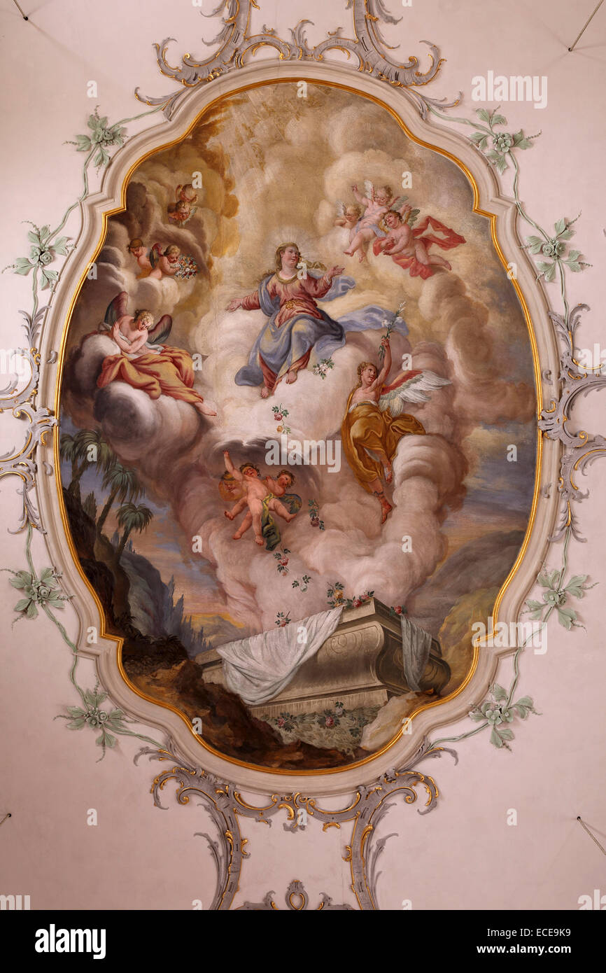 Rokoko Decke Fresko in der Kirche St. Nikolaus Lech, Österreich. Die römisch-katholische Kirche geht auf das Ende des 14. Jahrhunderts. Stockfoto