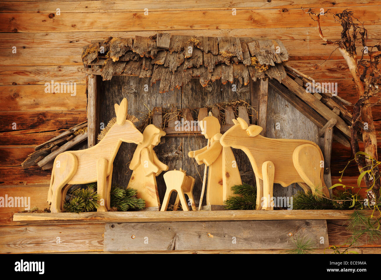 Krippe In Lech Osterreich Die Holzfiguren Zeigen Den Stall In