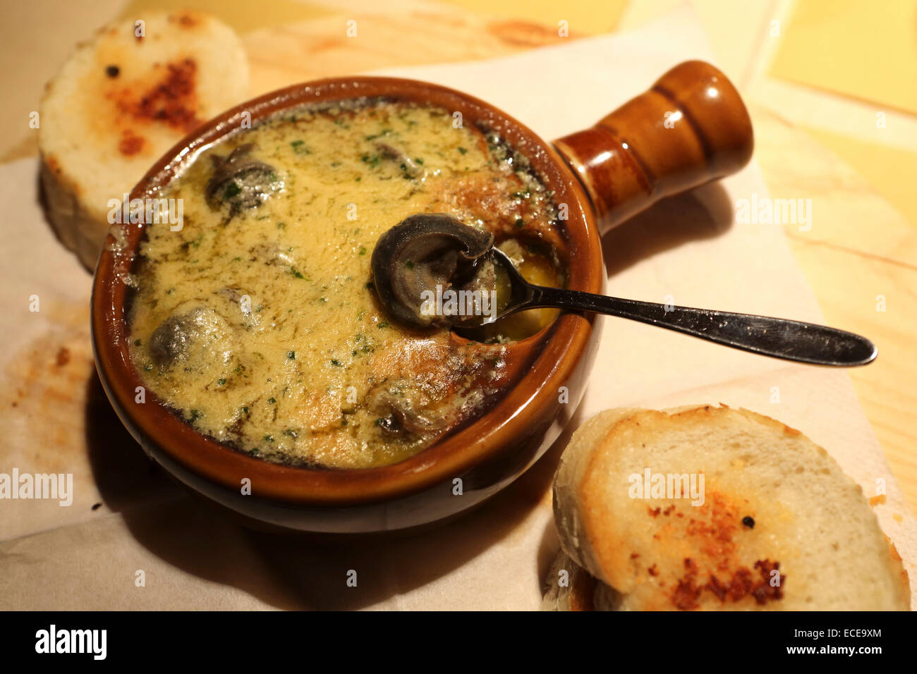 Schnecken in Knoblauchbutter in Lech, Österreich serviert. Das Gericht ...