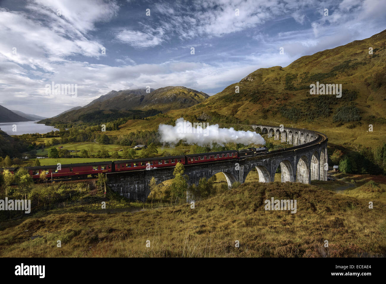 Dampfzug durch ein Glenfinnan Viaduct, Glenfinnan, Highland, Schottland, Großbritannien Stockfoto