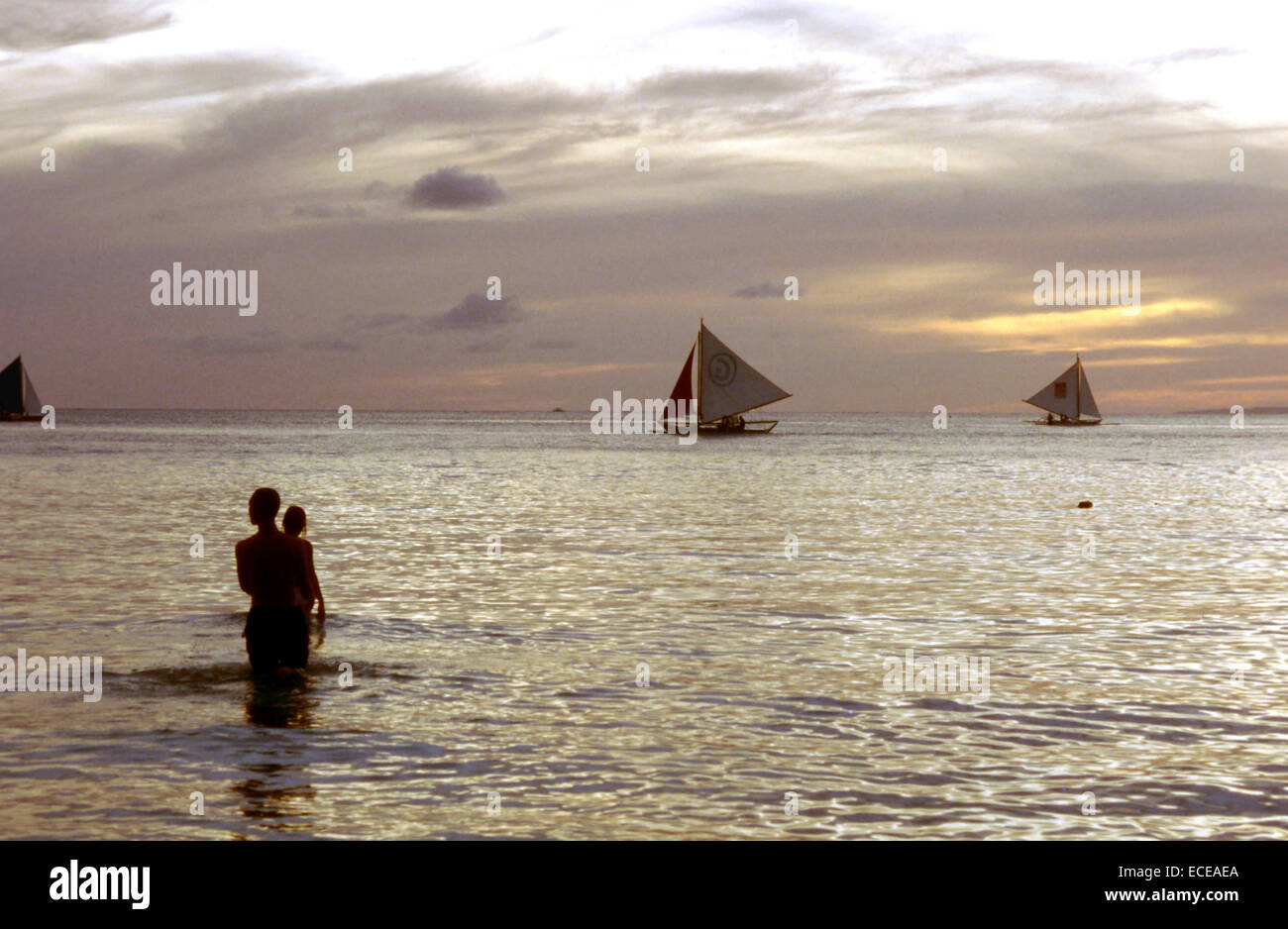 Bangkas oder Boote segeln. Romantischer Sonnenuntergang in weißen Strand. Sich verlieben. Boracay. Boracay ist eine kleine Insel in den Philippinen lo Stockfoto