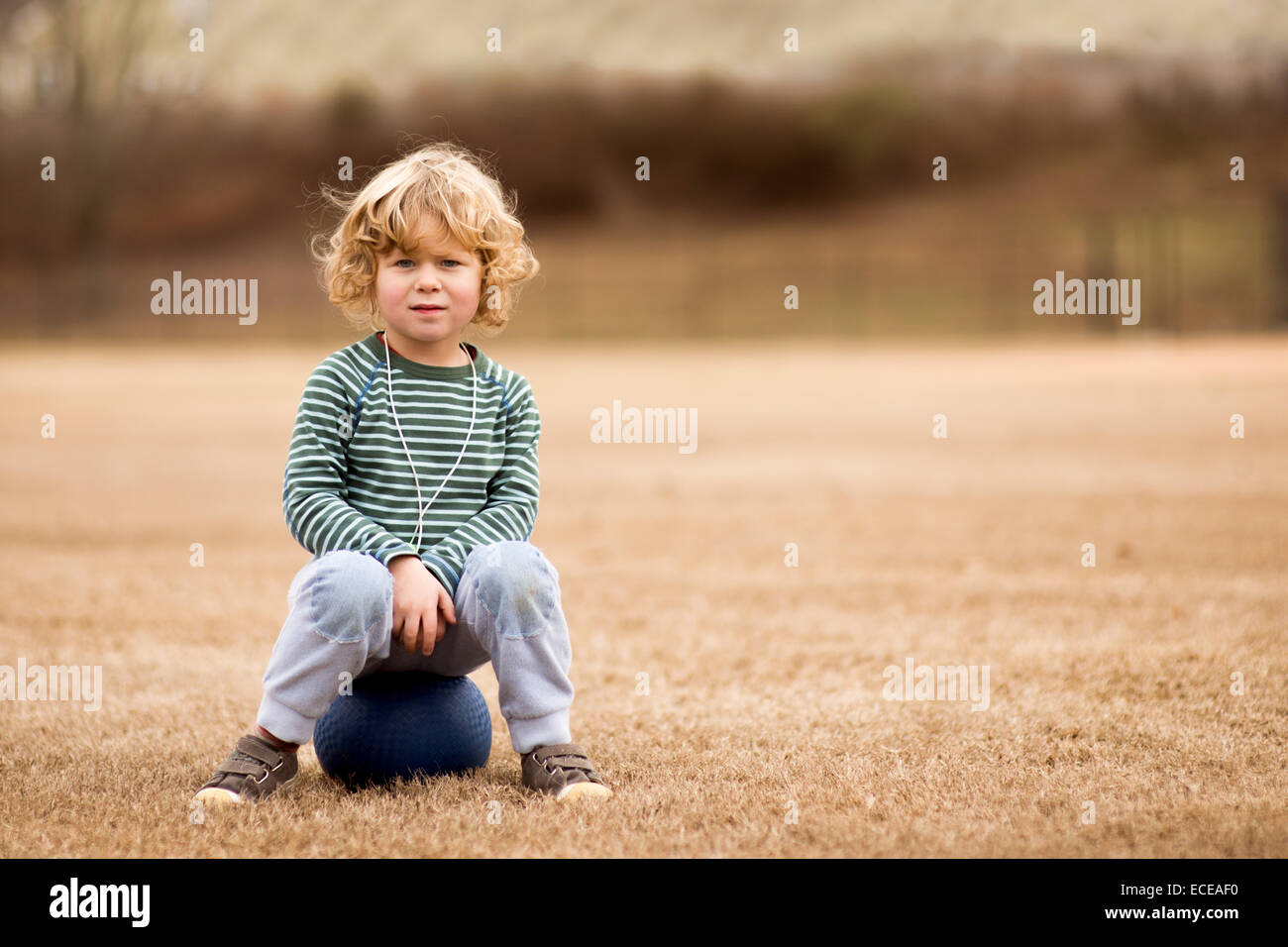 USA, South Carolina, Greenville County, Greenville, Boy (2-3) mit Ball in Fußballplatz Stockfoto
