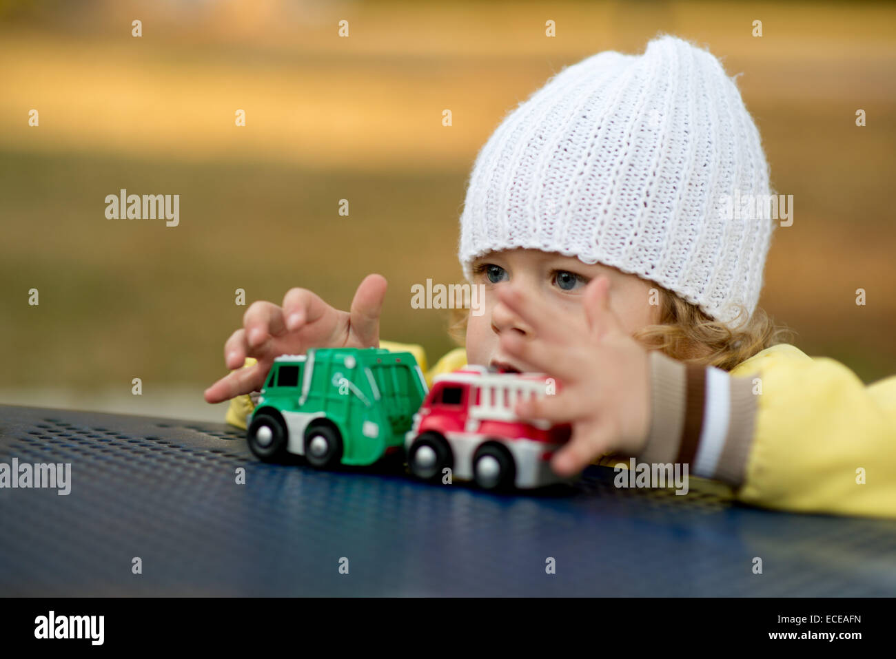 USA, South Carolina, Greenville County, Greenville, Boy (2-3) mit Spielzeugautos spielen Stockfoto