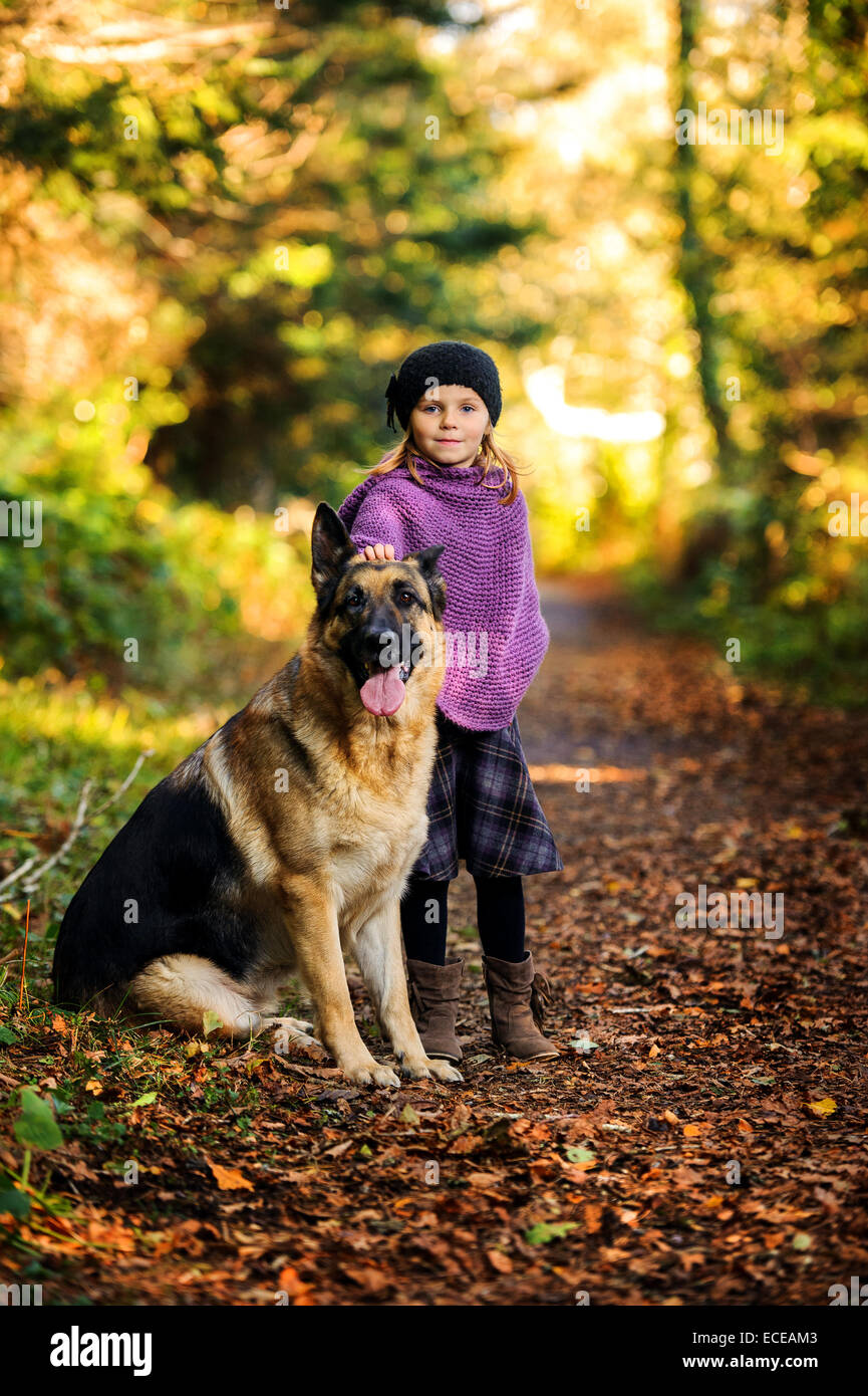 Junges Mädchen (2-3) mit deutscher Schäferhund im park Stockfoto