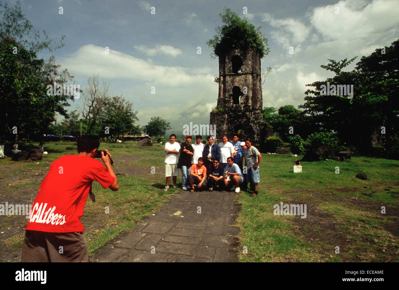 Touristen. Cagsawa Kirchenruine. Mount Mayon. Bicol. Südost-Luzon. Die Cagsawa Ruinen (auch als Kagsawa oder Cagsaua geschrieben) Stockfoto