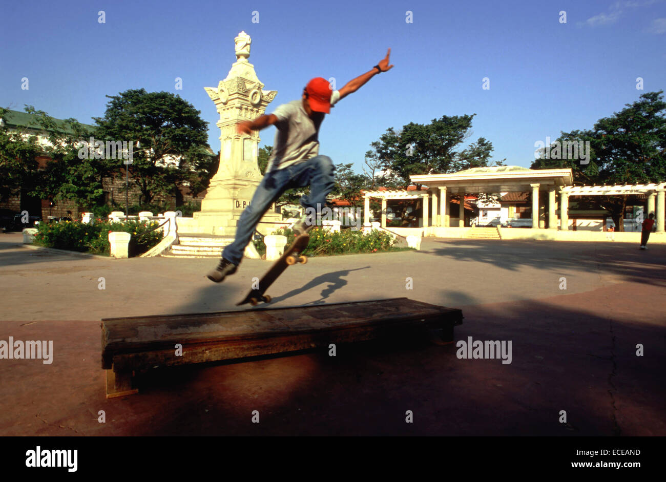 Junge Skateboard am Plaza Burgos zu spielen. Ilocos. Vigan. Philippinen. Plaza Burgos. Plaza Burgos ist die kleinere der beiden großen p Stockfoto