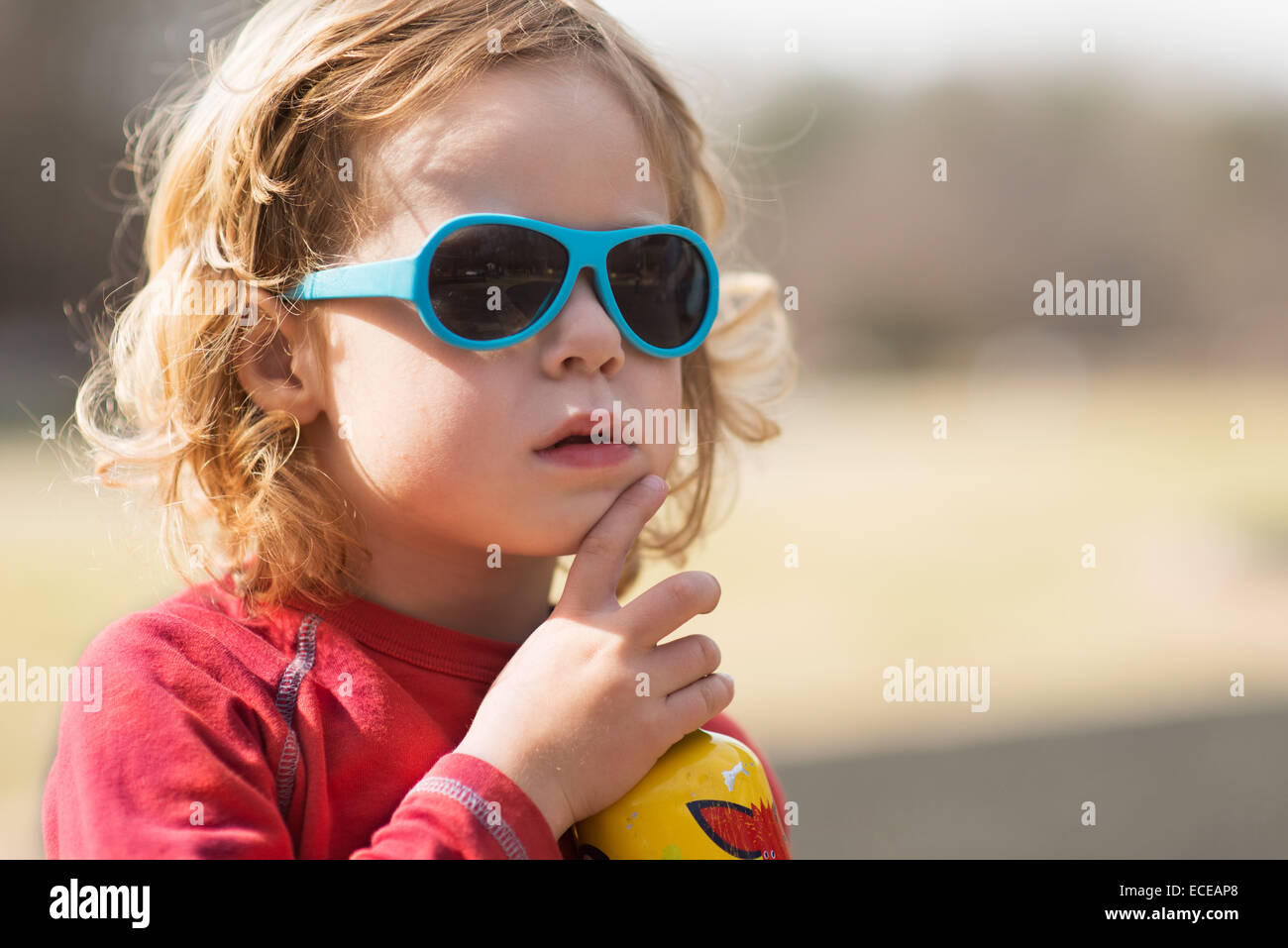 USA, South Carolina, Greenville County, Greenville, Boy (2-3) mit Sonnenbrille Stockfoto