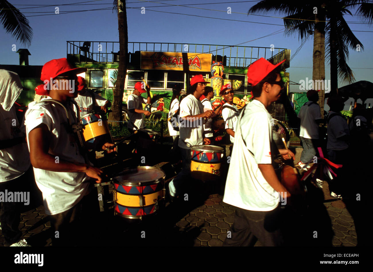 Musikalischen Truppe. Roxas Boulevard. Manila. Philippinen. Roxas Boulevard ist eine beliebte Uferpromenade in Manila auf den Philipp Stockfoto