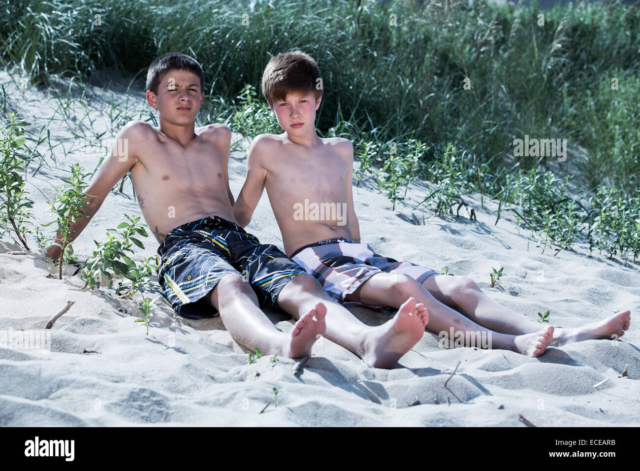 Zwei Jungen Am Strand Sitzen Stockfotografie Alamy