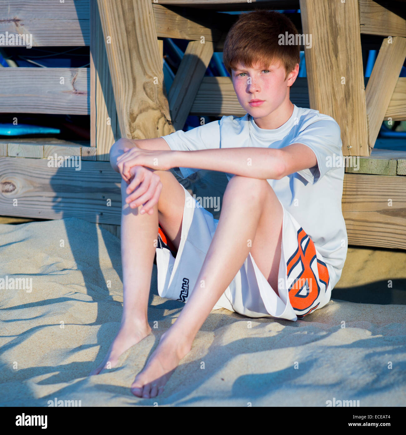 Junge am Strand Promenade gelehnt sitzt Stockfoto