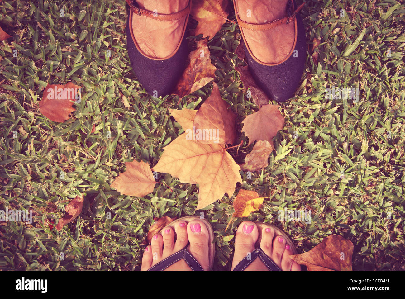 Zwei Paar Füße im Herbst Stockfoto