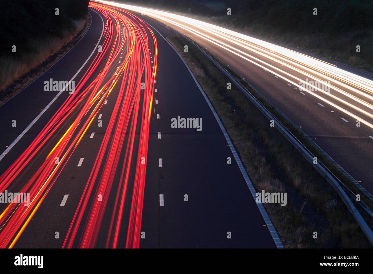 Großbritannien, England, Somerset, Wellington, roten und weißen Lichtspuren auf Autobahn Stockfoto