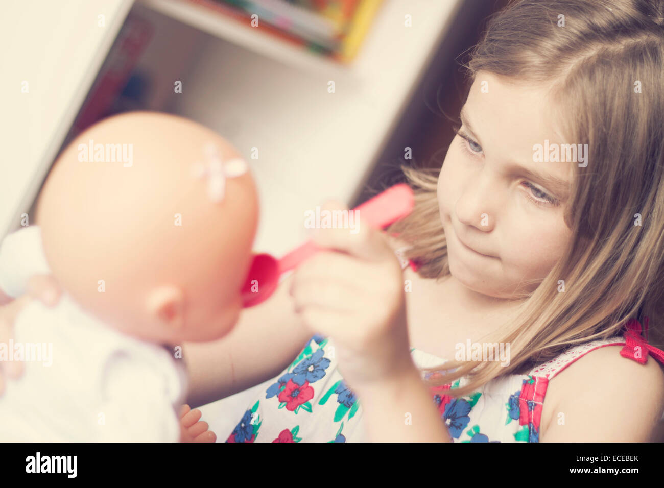 Mädchen spielt mit einer Puppe Stockfoto