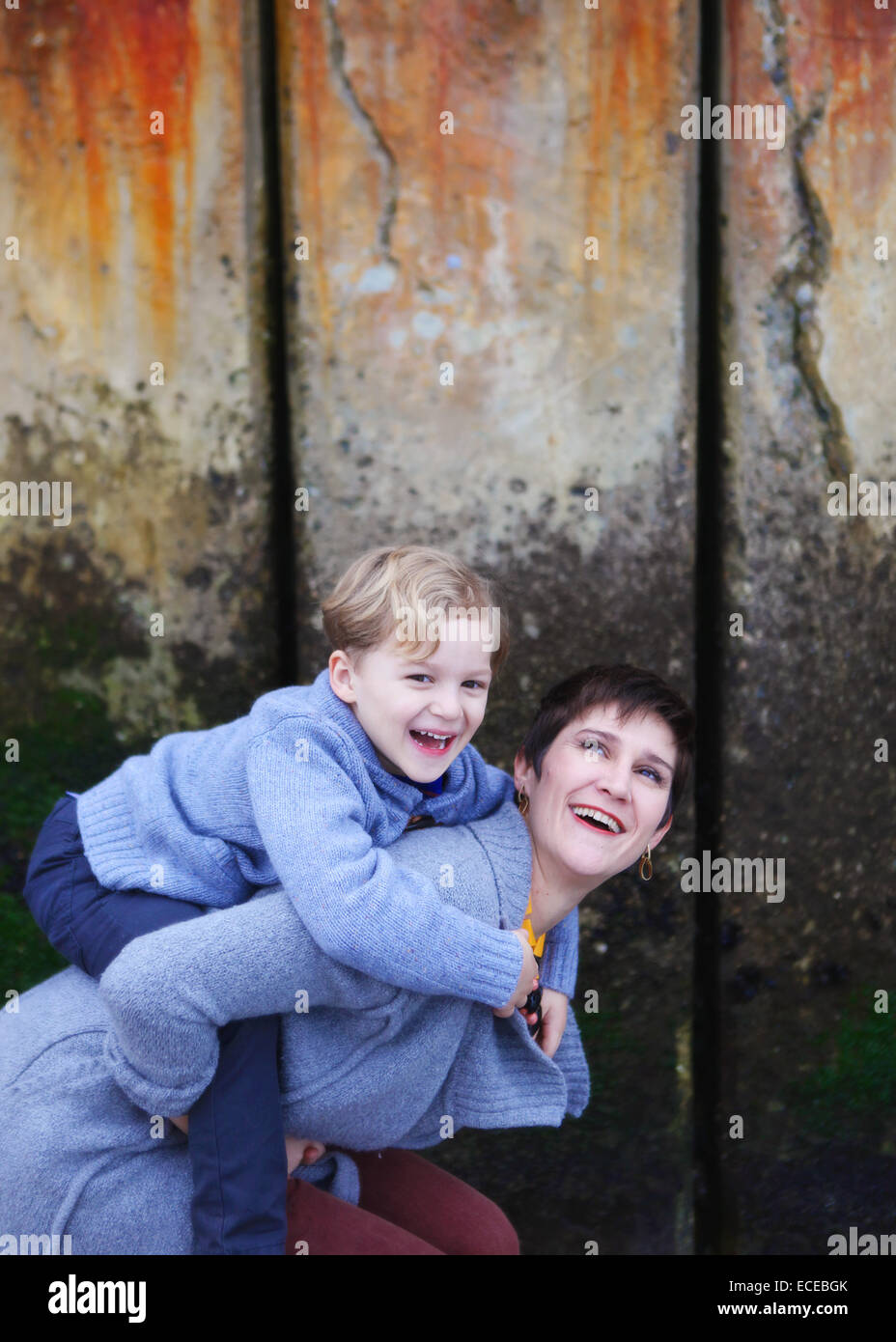 Mutter und Sohn Huckepack-Fahrt Stockfoto