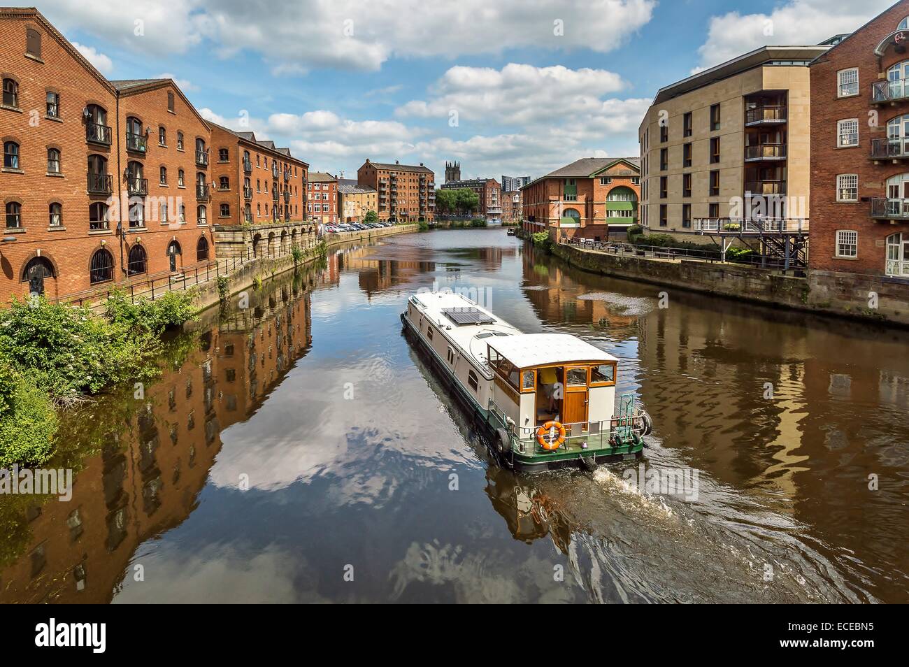 Barge segelt nach Leeds, Yorkshire, England, Großbritannien Stockfoto