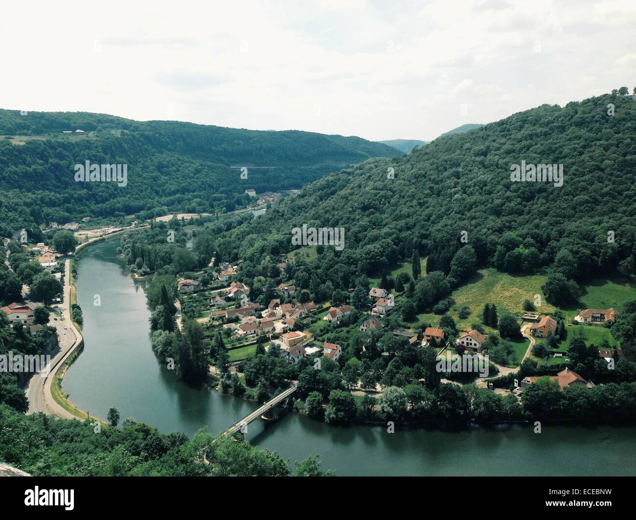 Luftaufnahme des malerischen Dorfes entlang, Frankreich Stockfoto
