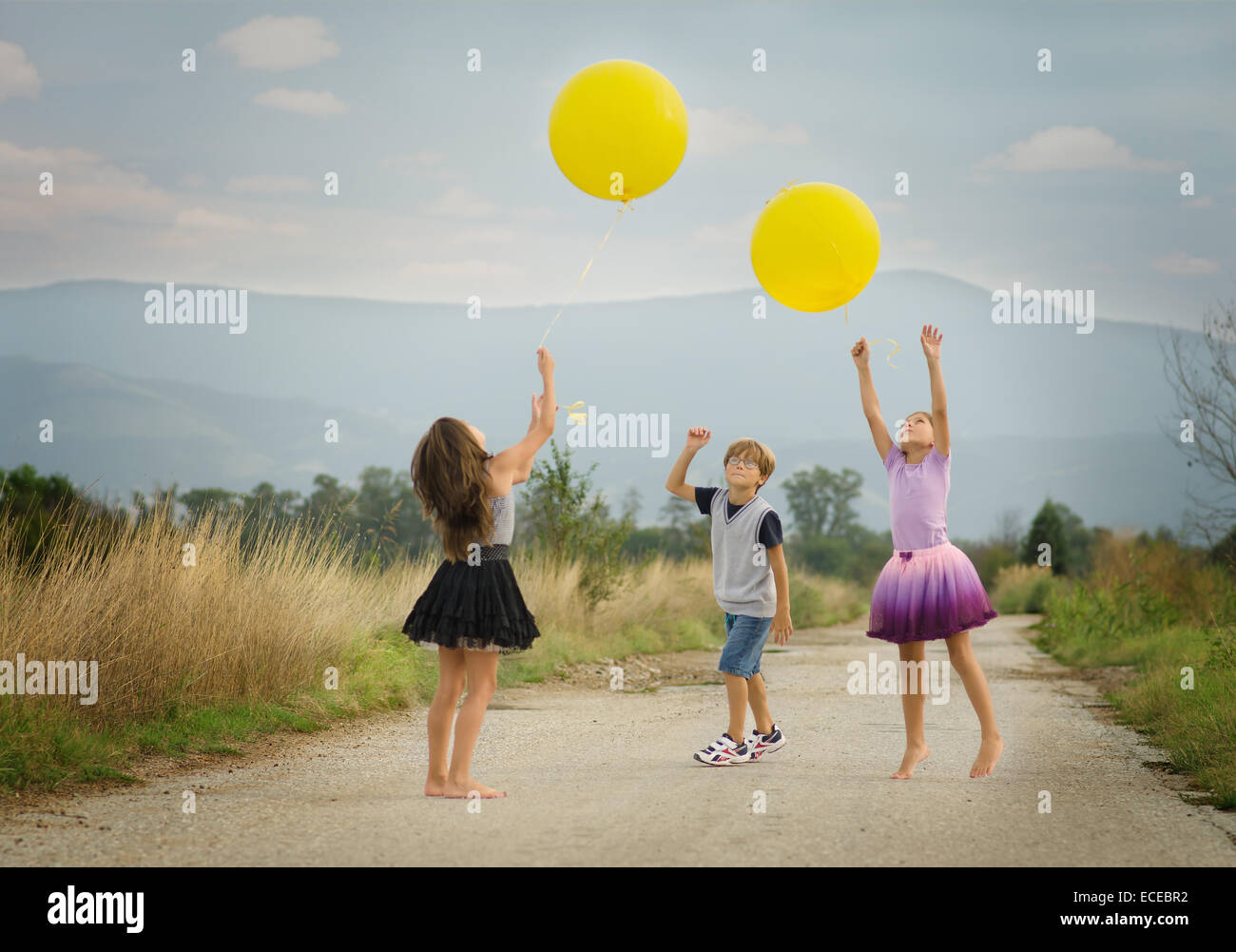 Kinder (6-7, 8-9) spielen mit Luftballons Stockfoto