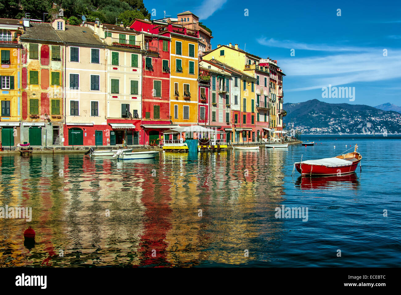 Italien, Ligurien, Genf, Portofino, bunten Uferpromenade Häuser und Hafen mit verankerten Motorboote Stockfoto