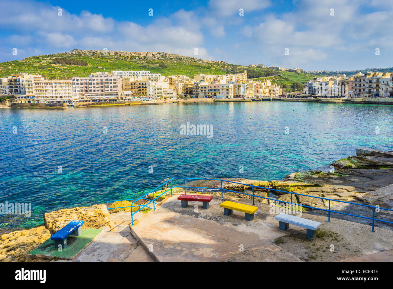 Malta, Gozo, Marsalforn, Blick auf Stadthafen mit Uferpromenade Gebäuden aus Terrasse am Meer Stockfoto