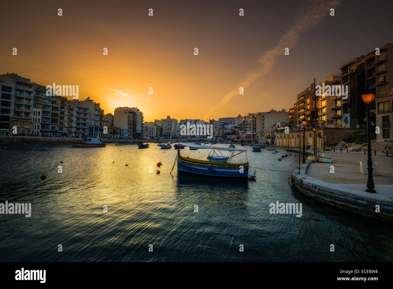 Malta, Spinola Bay, Urban Hafen mit Booten bei Sonnenuntergang Stockfoto