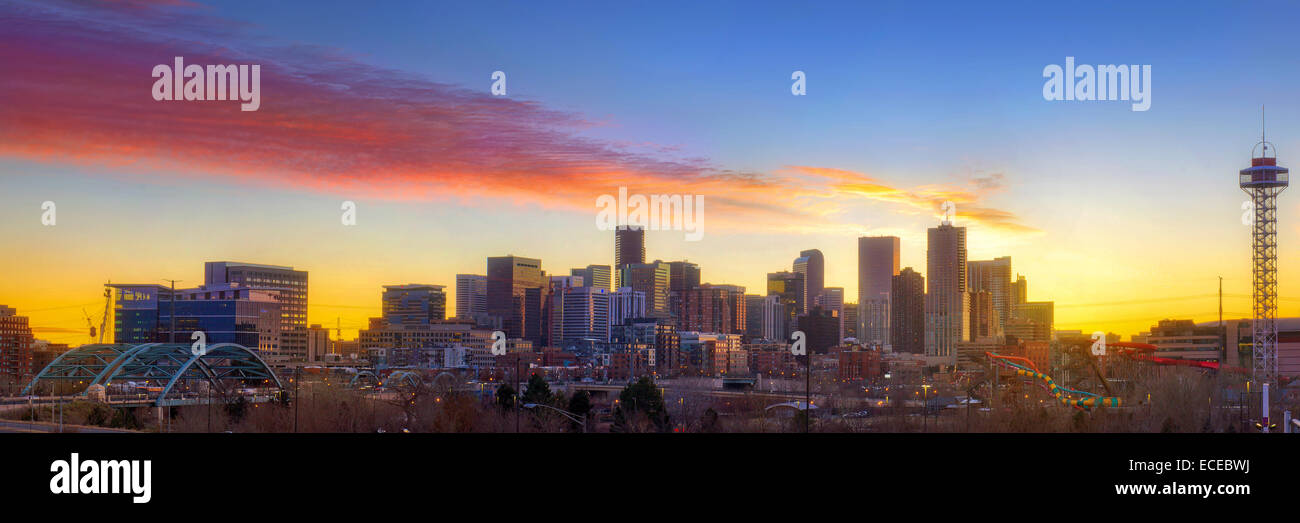 USA, Colorado, Denver, Skyline von Downtown bei Sonnenaufgang Stockfoto