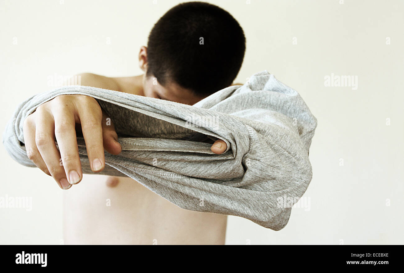 TeenagerJungentShirt anziehen Stockfoto, Bild 76534038 Alamy