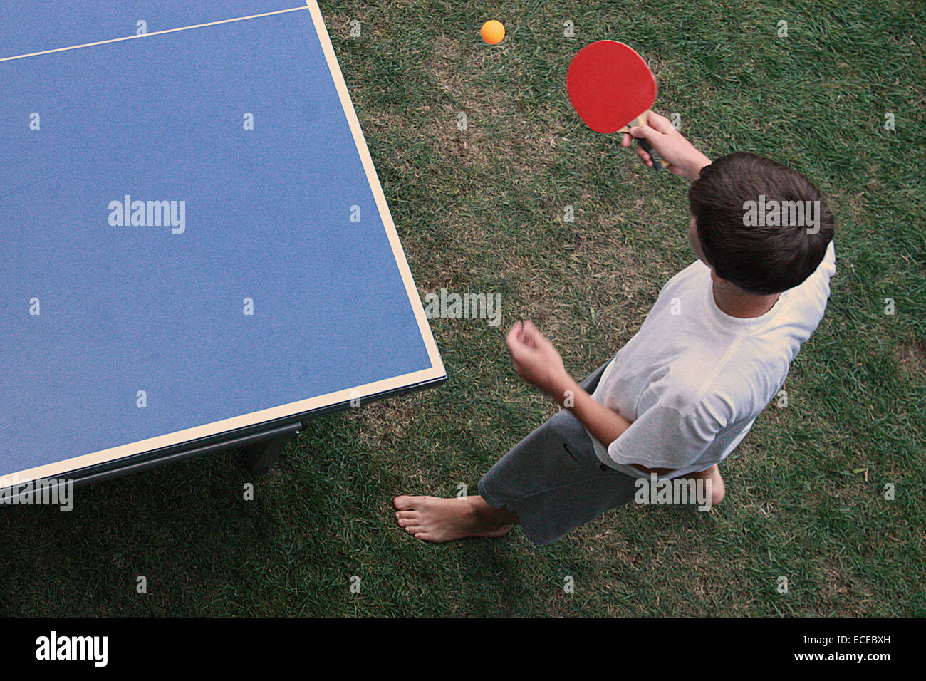 Erhöhten Blick auf junge Tischtennis spielen Stockfoto