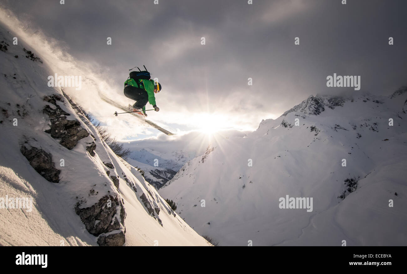 Österreich, Freeride Skifahrer von Felsen springt Stockfoto