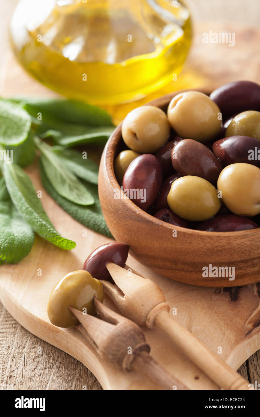 schwarze und grüne marinierte Oliven Öl Salbeiblatt Stockfoto