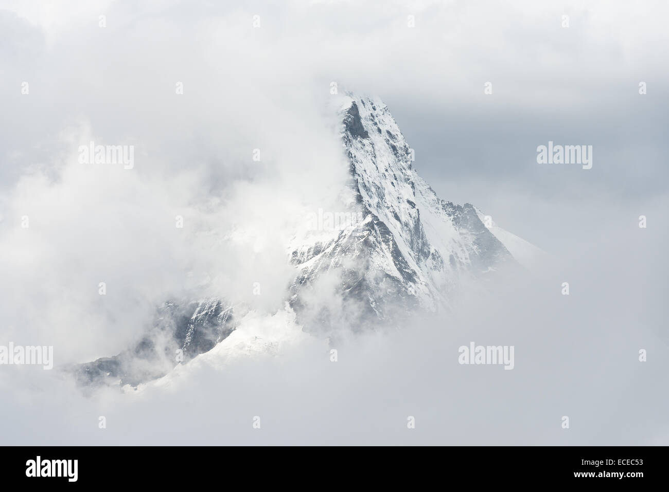 Matterhorn Berggipfel durch die Wolken, Zermatt, Wallis, Schweiz Stockfoto