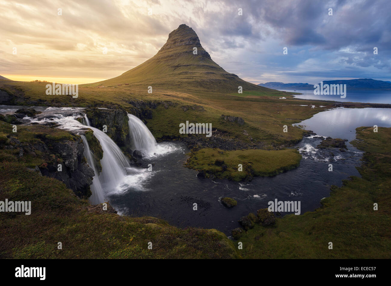 Island, Kirkjufellsfoss Wasserfall und Berg Kirkjufell Stockfoto