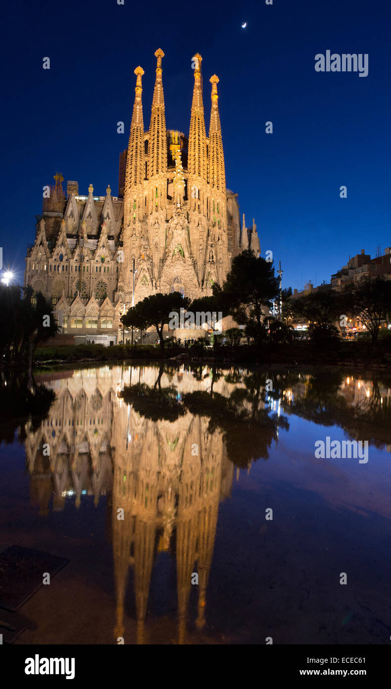 Sagrada Familia Reflexion im Wasser, Barcelona, Katalonien, Spanien Stockfoto