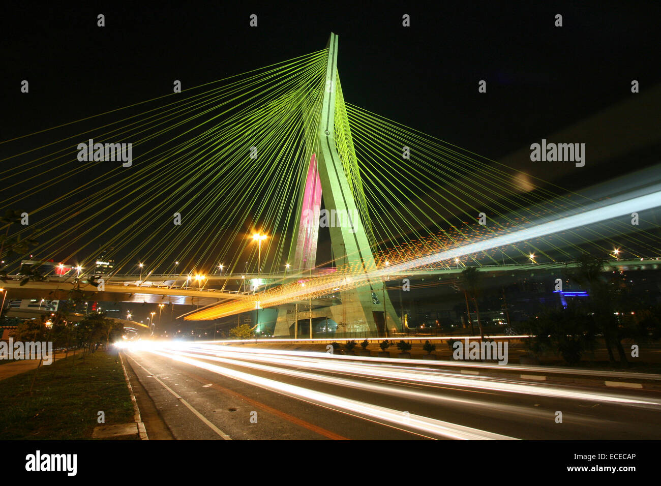 Brasilien, Bundesstaat Sao Paulo, Sao Paulo, Octavio Frias de Oliveira Bridge bei Nacht Stockfoto