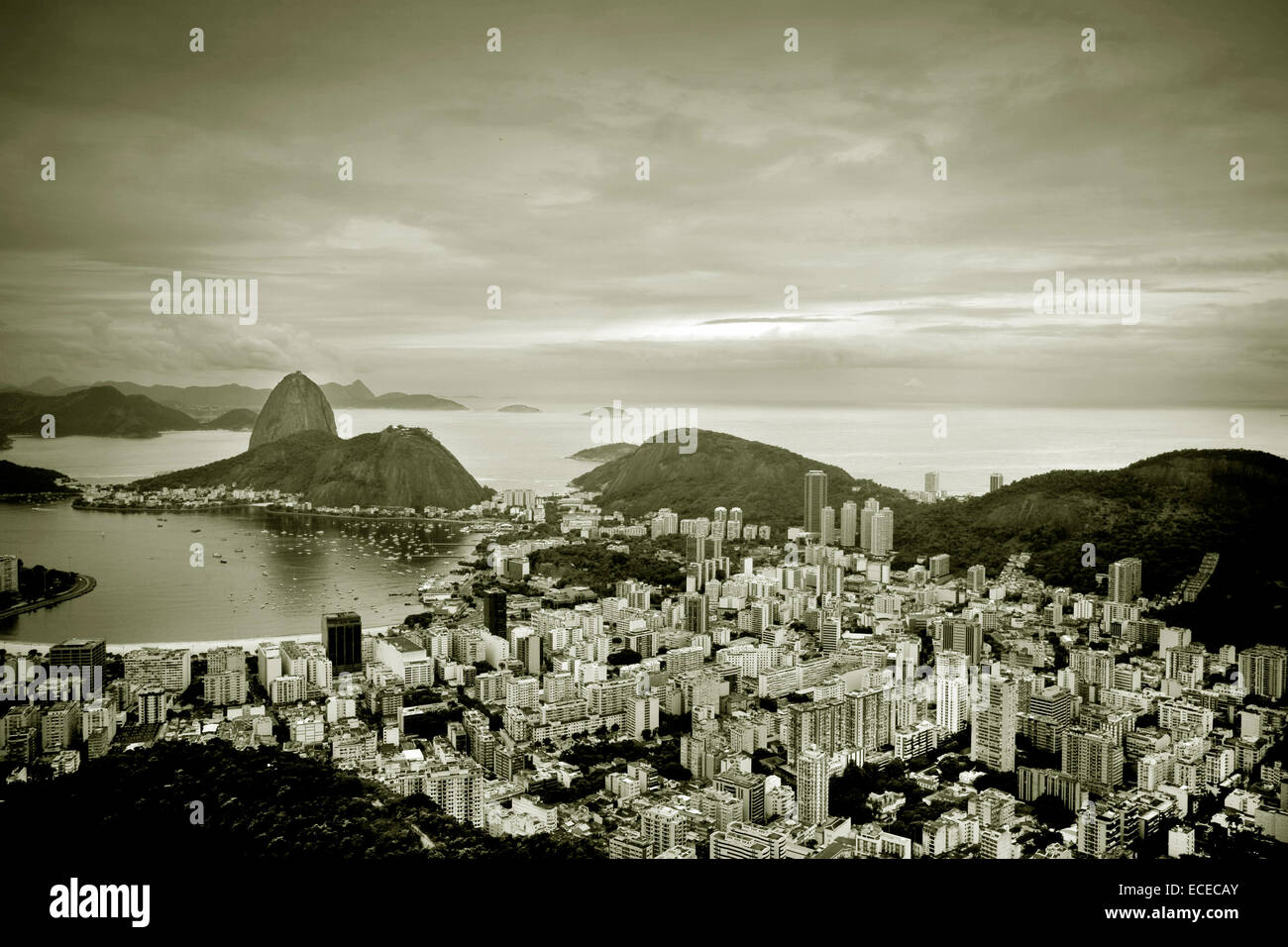 Brasilien, Bundesstaat Rio De Janeiro, Rio De Janeiro, erhöhten Blick auf Stadt und Meer Stockfoto