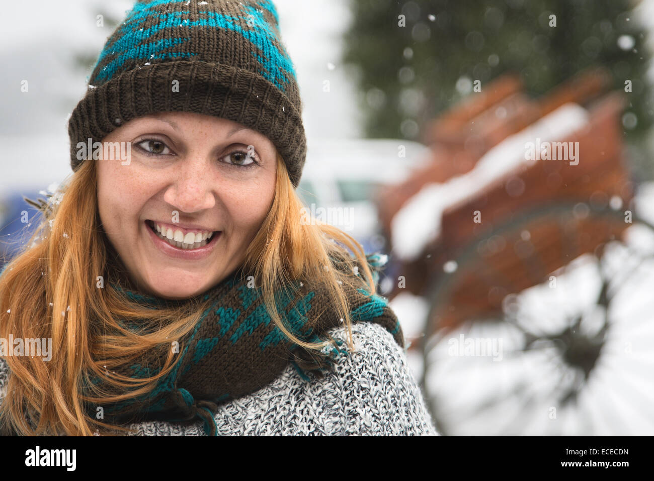Porträt einer lächelnden Frau stehend im Schnee Stockfoto