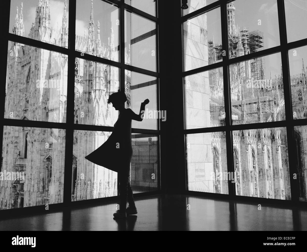 Italien, Lombardei, Mailand, Frau tanzt vor Dom Stockfoto