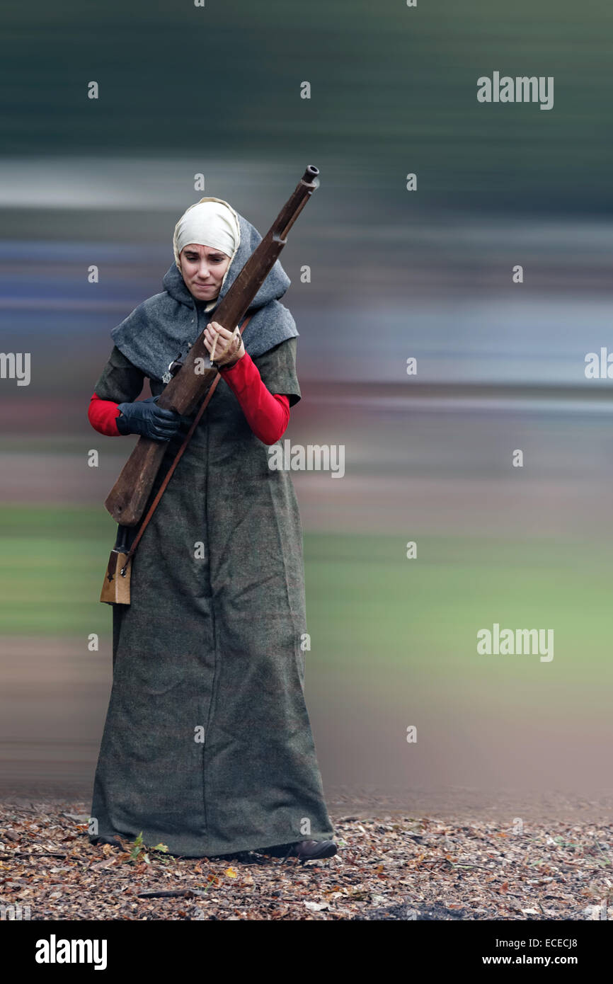Handfeuerwaffe, Handfeuerwaffe, Handgonne - erste leicht portable Hand-held-Waffe ca. C15th, hier mit Frau Schütze Stockfoto