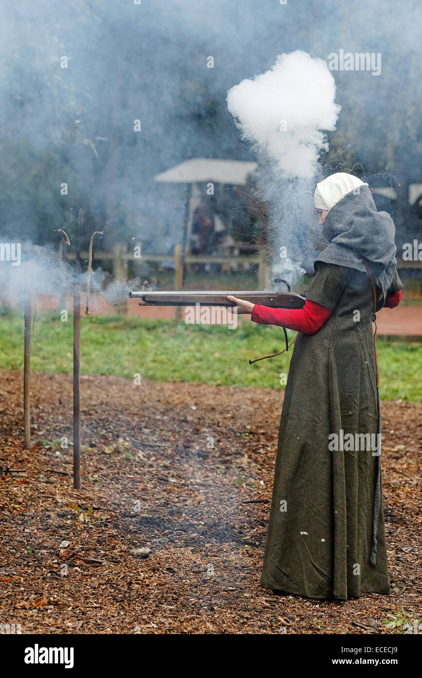 Handfeuerwaffe, Handfeuerwaffe, Handgonne - erste leicht portable Hand-held-Waffe ca. C15th, hier mit Frau Schütze Stockfoto