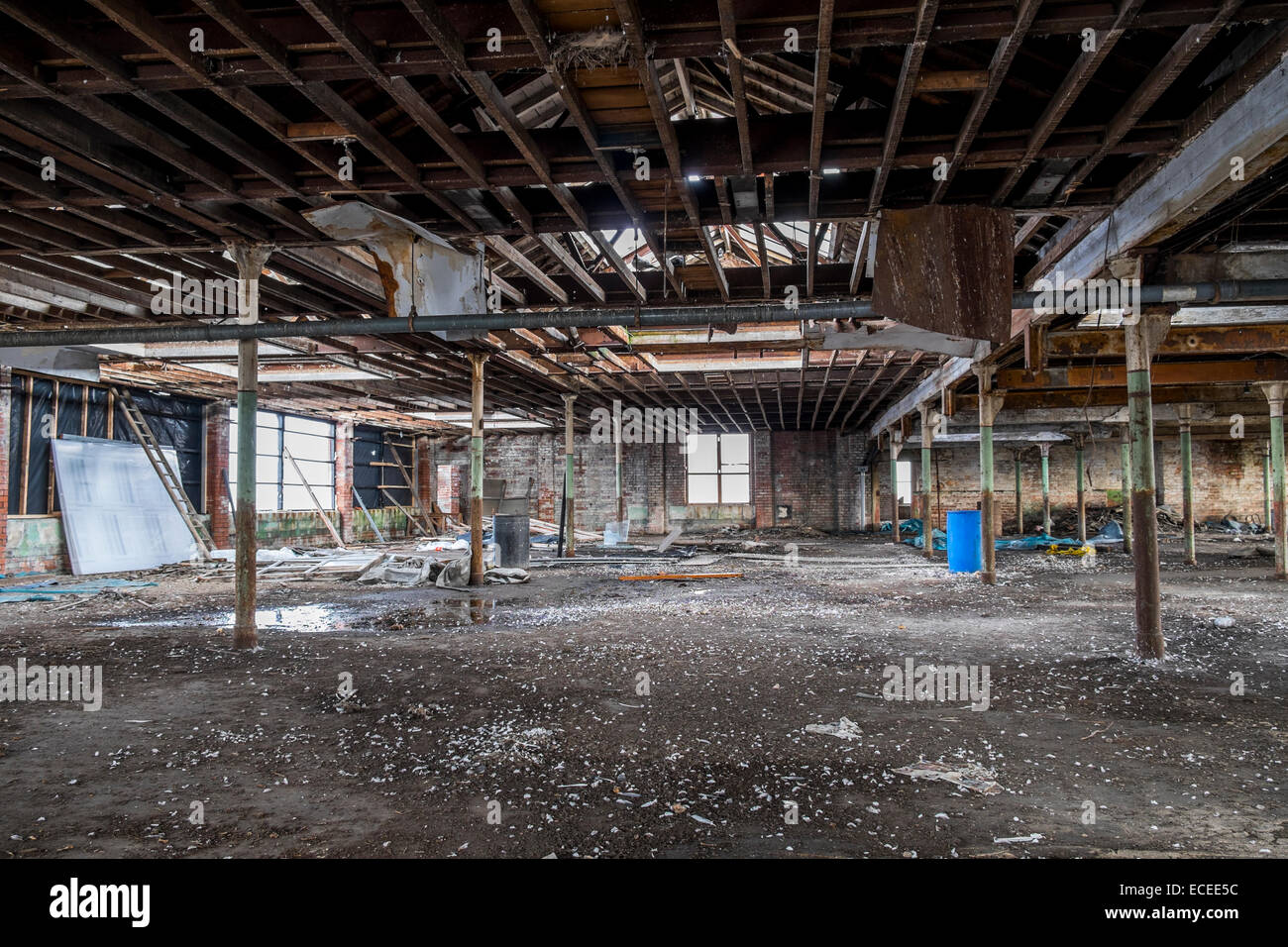 Im Inneren eines alten Lancashire Baumwolle Mühle zeigen Verfall in der Dachkonstruktion mit Metallstützen für das Dach Stockfoto