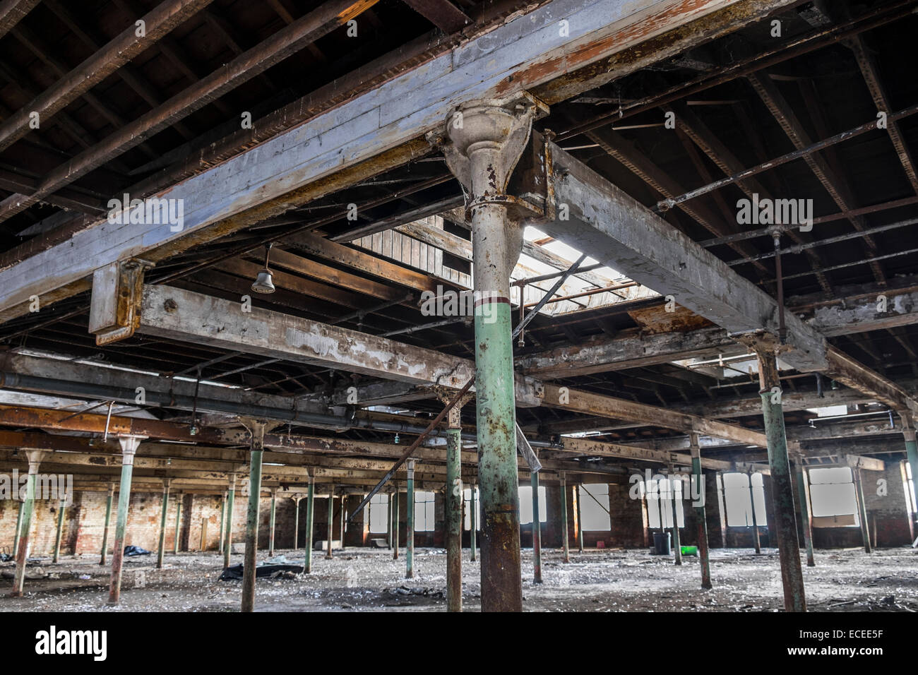 Im Inneren eines alten Lancashire Baumwolle Mühle zeigen Verfall in der Dachkonstruktion mit Metallstützen für das Dach Stockfoto