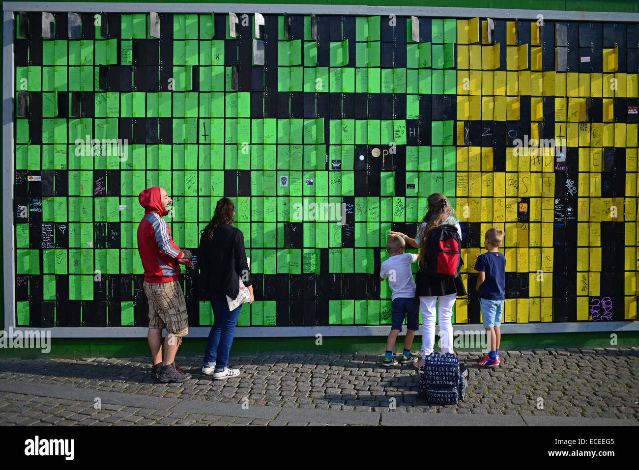 Glücklich Wand, erstellt von Thomas Dambo ist eine analoge interaktive Pixel Skulptur aus den Überresten von Tuborg Kino tribun Stockfoto