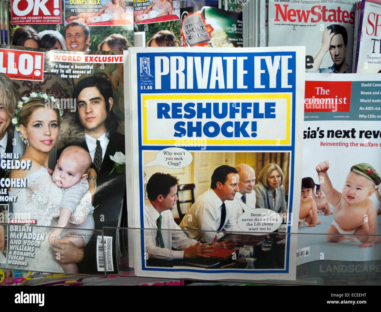 Zeitungsständer in WH Smith speichern anzeigen Privatdetektiv, Hallo, The Economist Magazine in London, UK KATHY DEWITT Stockfoto