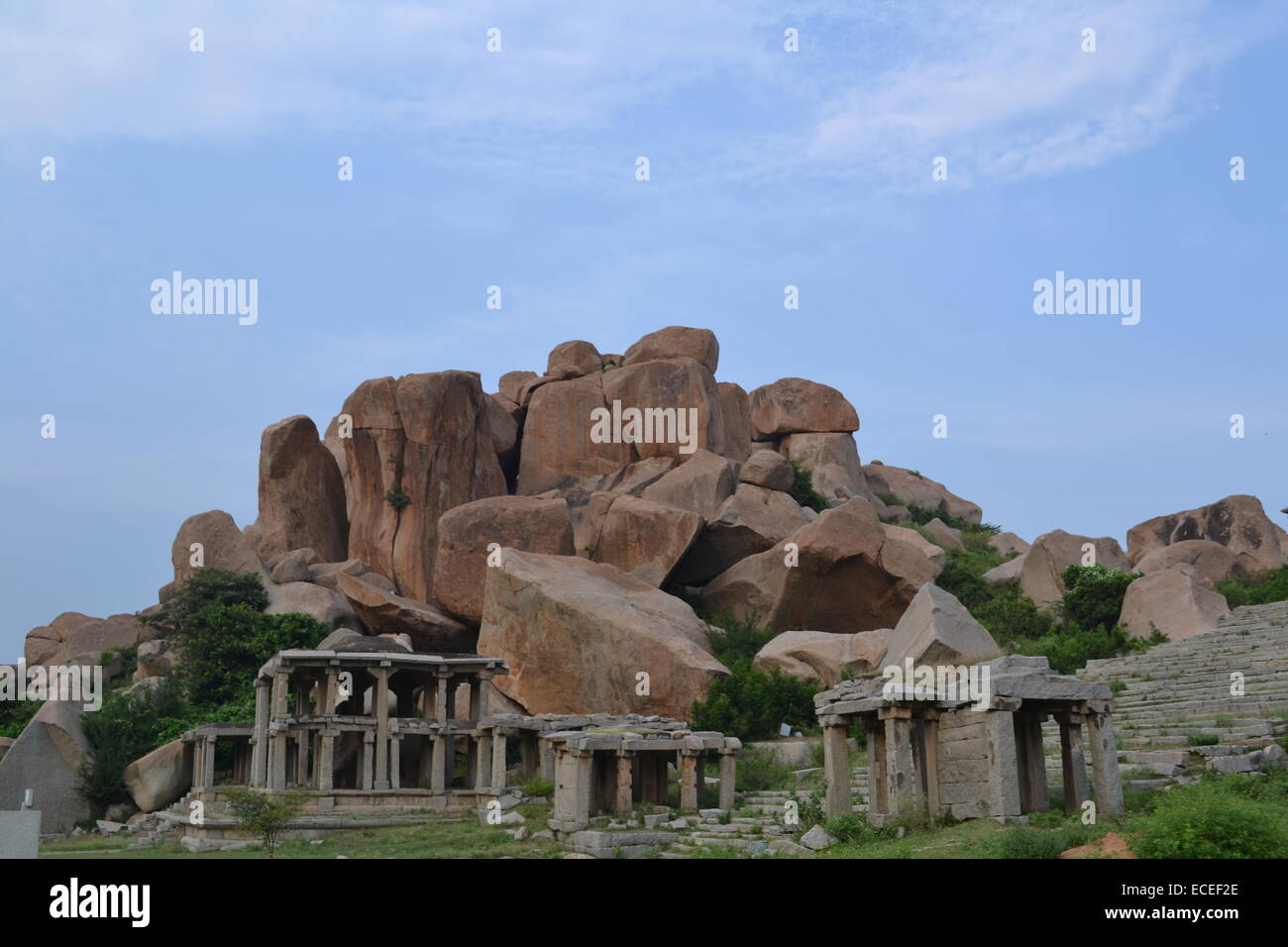 Alte Strukturen in den Rücken fallen der steinernen Hügel @ Hampi - UNESCO Weltkulturerbe Stockfoto