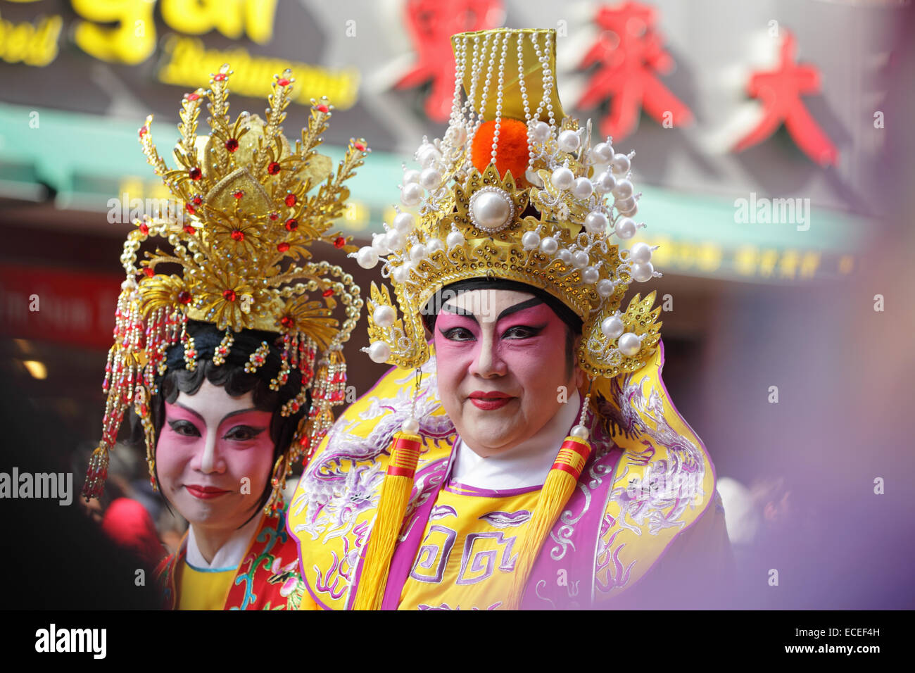 Chinesische Schauspieler in traditioneller Tracht teilnehmen an einer Lunar New Year Chinatown parade Stockfoto