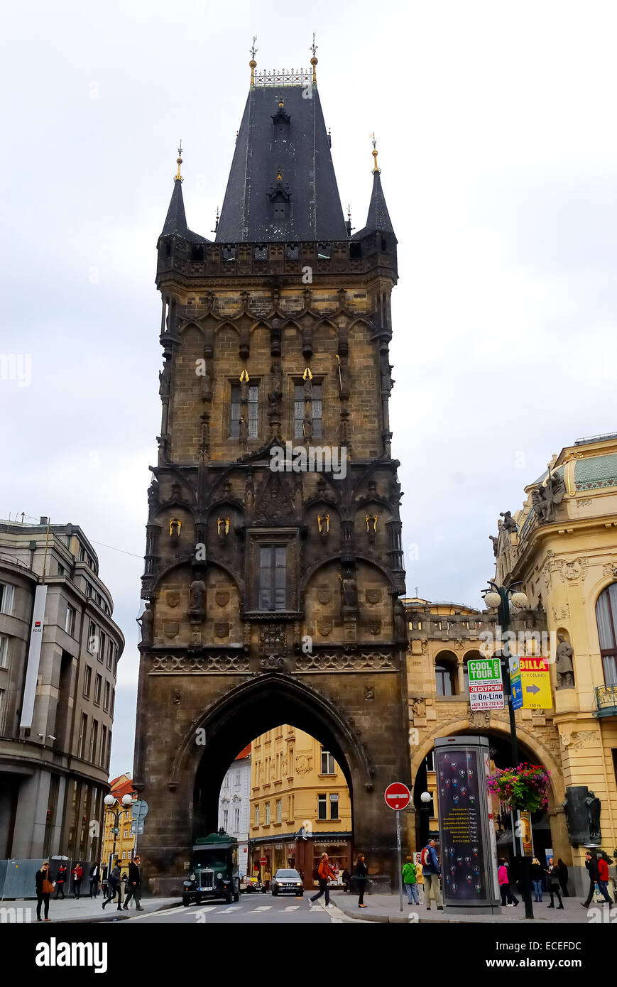 Tschechien, Prag. Altstadt, der gotische Pulverturm (Prasna Brana). Spätgotische, formal eine Festung Tor, im Jahre 1475 gegründet. Stockfoto